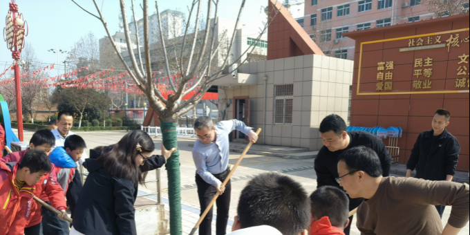 武功县育才路小学开展“跃马扬鞭•护绿有范”师生植树活动 ... ...