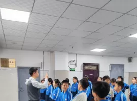 渭城区风轮初级中学开展自由搏击课程进校园宣讲体验活动